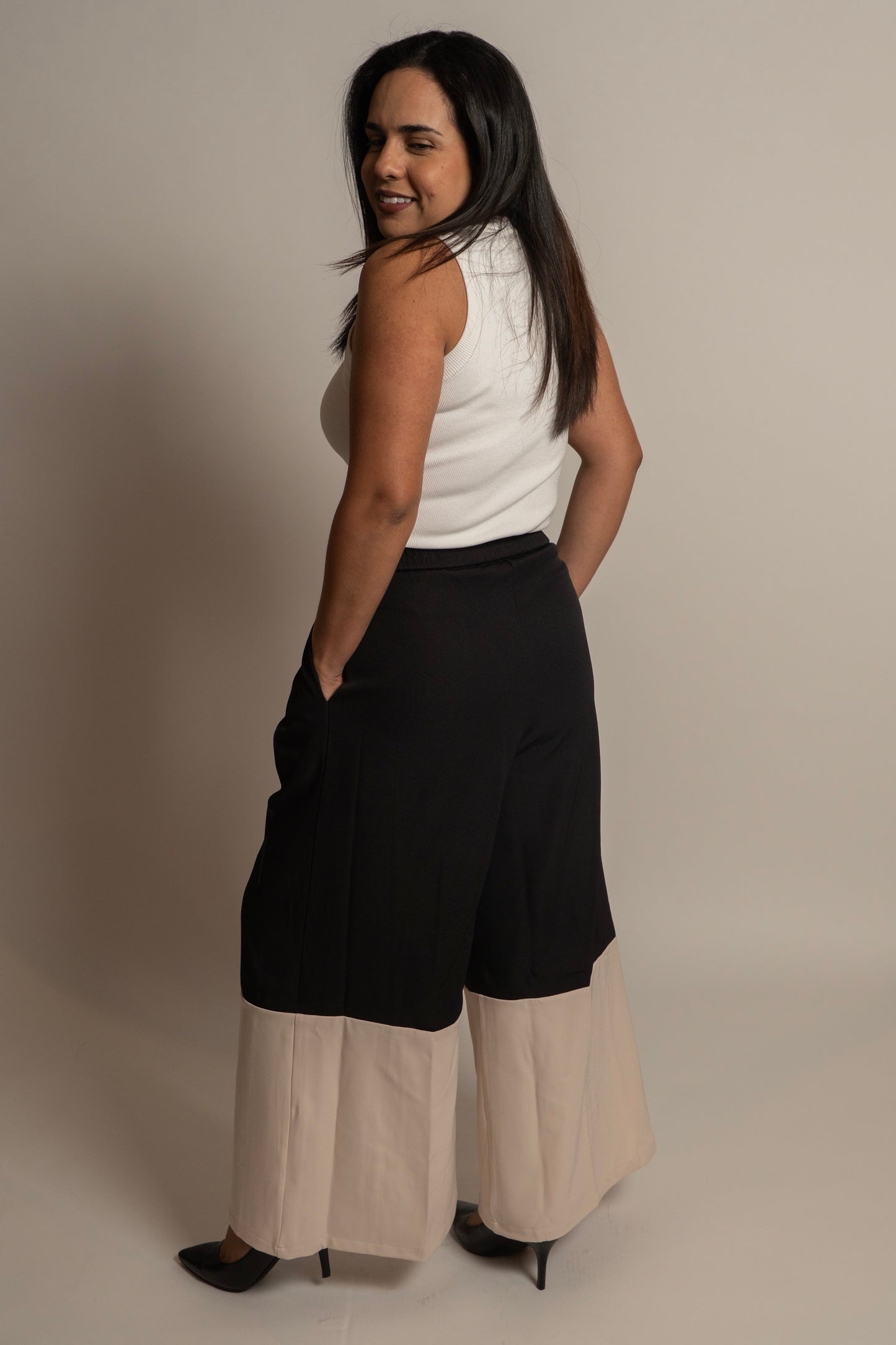 Sleeveless White Round Neck Basic Top